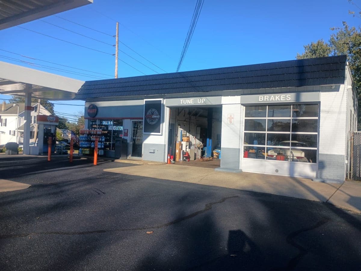 DynoDrive auto repair shop exterior building in Holmdel, NJ